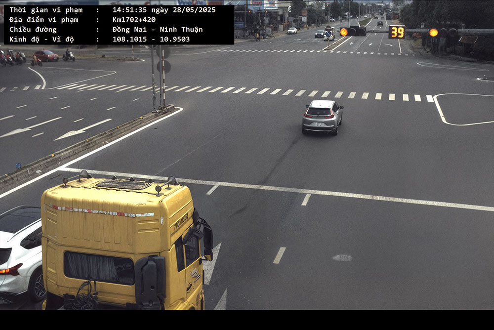 El auto fue castigado con frialdad pasando la luz roja. Foto: Policia de Binh Thuan