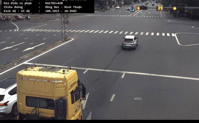 The vehicle was fined for running a red light. Photo: Binh Thuan Police