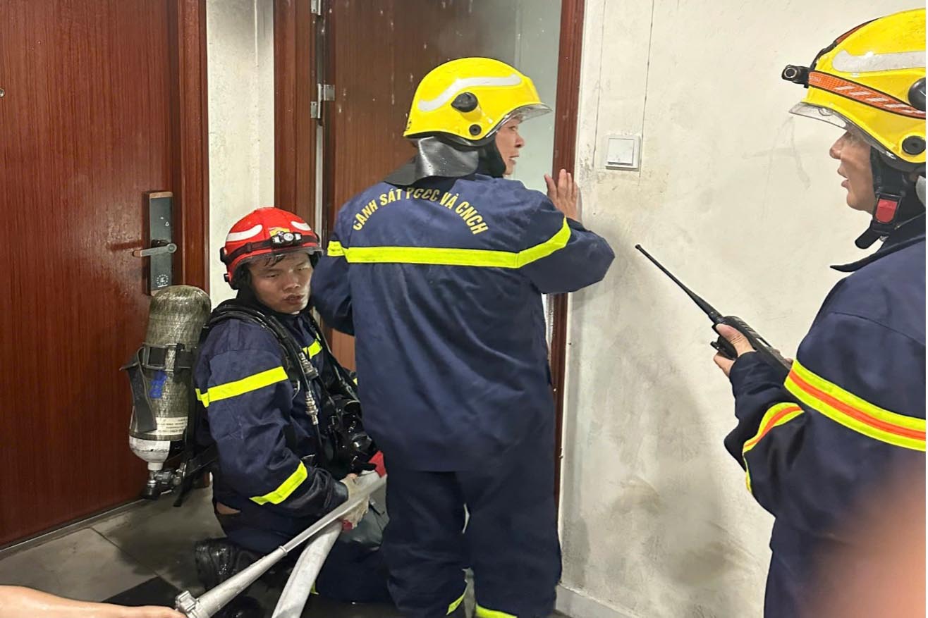 Luc luong Canh sat PCCC phoi hop voi luc luong PCCC co so tien hanh thoat khoi, kiem tra lai hien truong tai chung cu Eurowindow (Dong Anh, Ha Noi). Anh: Cong an Ha Noi