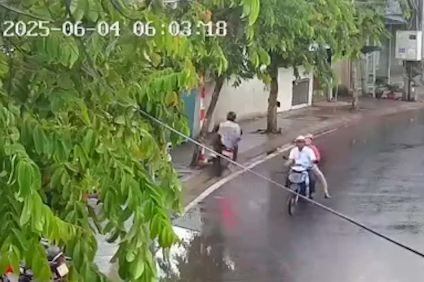 Camera ghi lai canh truoc khi 2 nguoi dam manh xe vao tuong. Anh: Camera an ninh nha nguoi dan