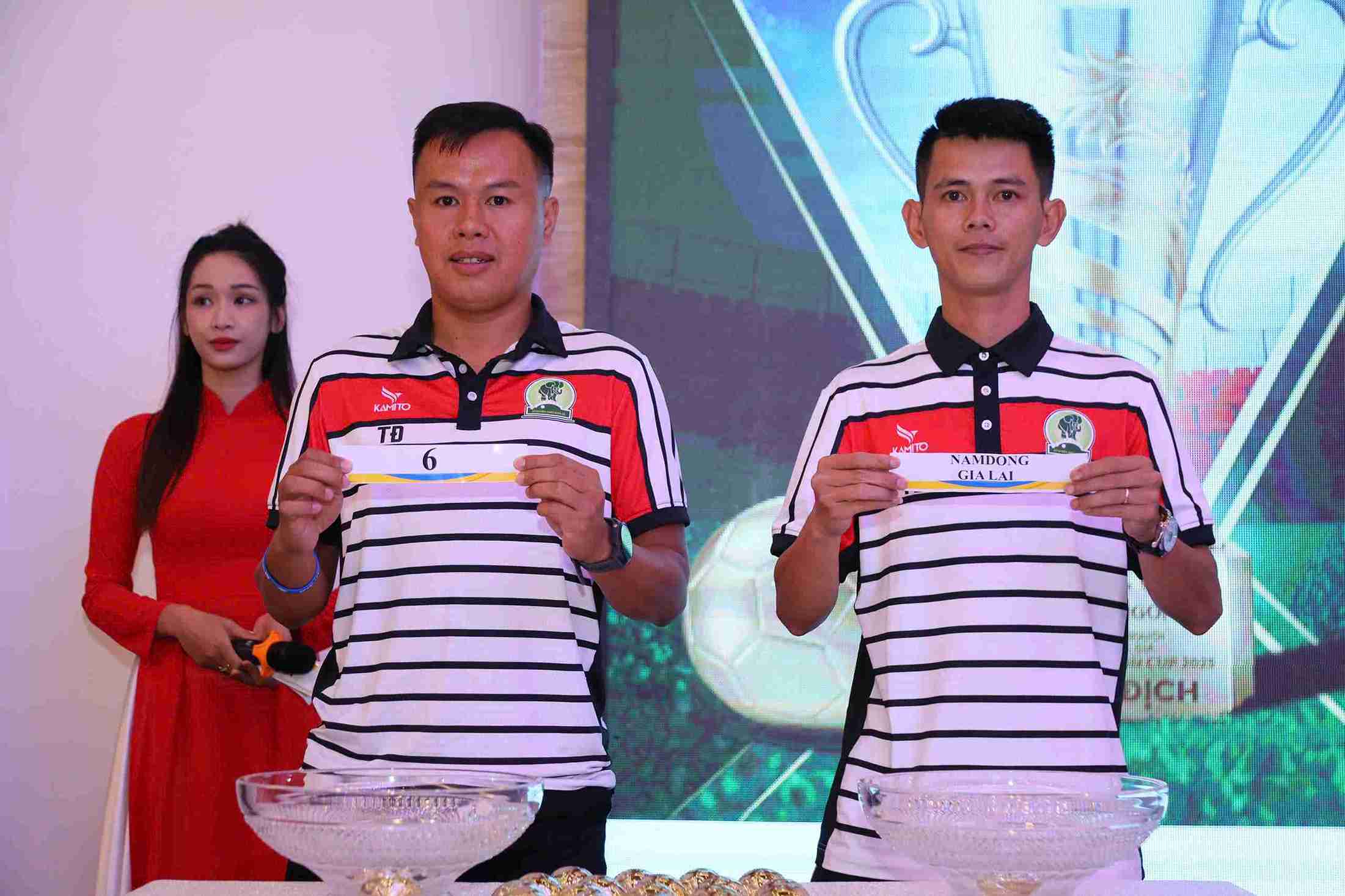 Ban to chuc boc tham xep lich thi dau. Anh: Bao Trung