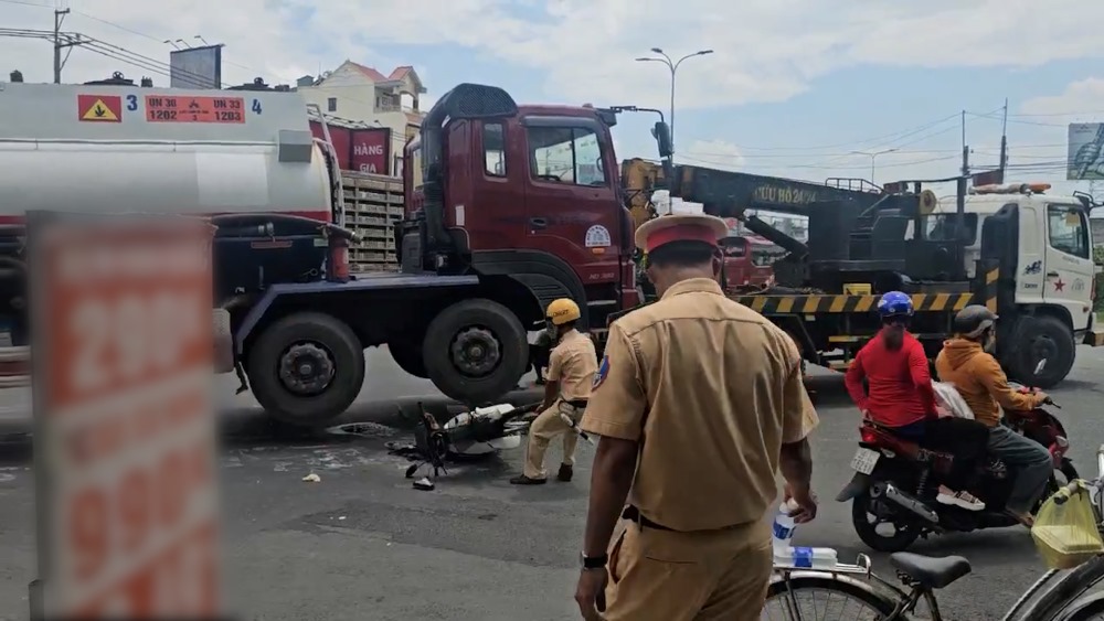 La anciana de la ciudad de Ho Chi Minh fue arrastrada a la camioneta despues de una colision de trafico, murio en el lugar