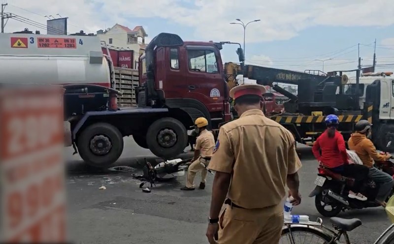 A woman in Ho Chi Minh City was caught under a tanker truck after a traffic collision, died on the spot