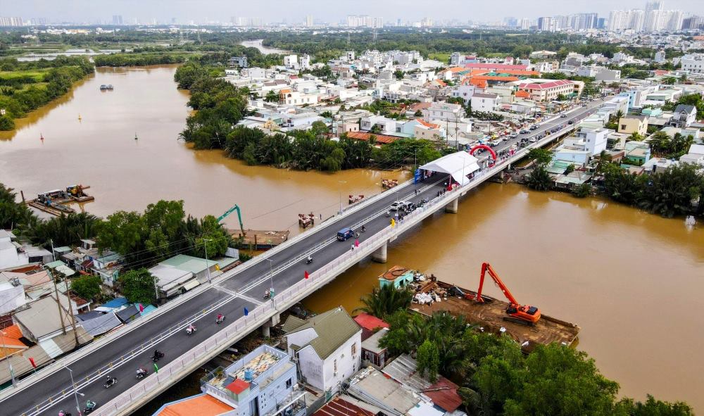 La ciudad de Ho Chi Minh restringe la circulacion de la via fluvial para servir la construccion de deslizamientos de tierra contra el area del puente Long Kieng. Foto: ANH TU