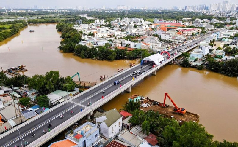 Ho Chi Minh City limits waterway traffic to serve the construction of the anti-landslide project in the Long Kieng bridge area. Photo: Anh Tu