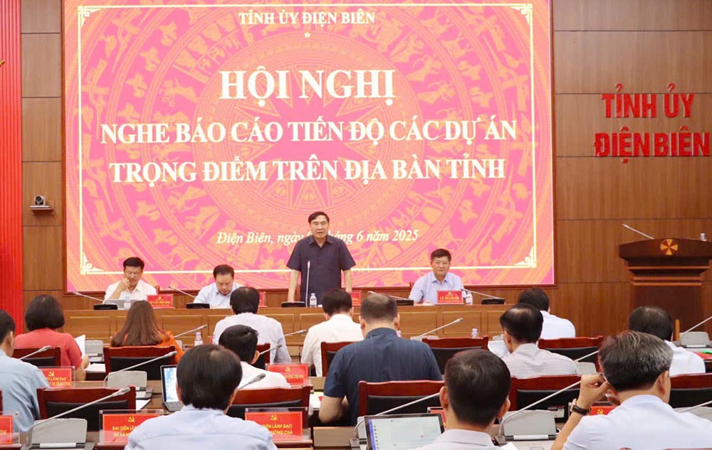 Tran Quoc Cuong - Secretary of Dien Bien Provincial Party Committee gave a speech at the Conference to evaluate the progress of key projects. Photo: Thanh Binh