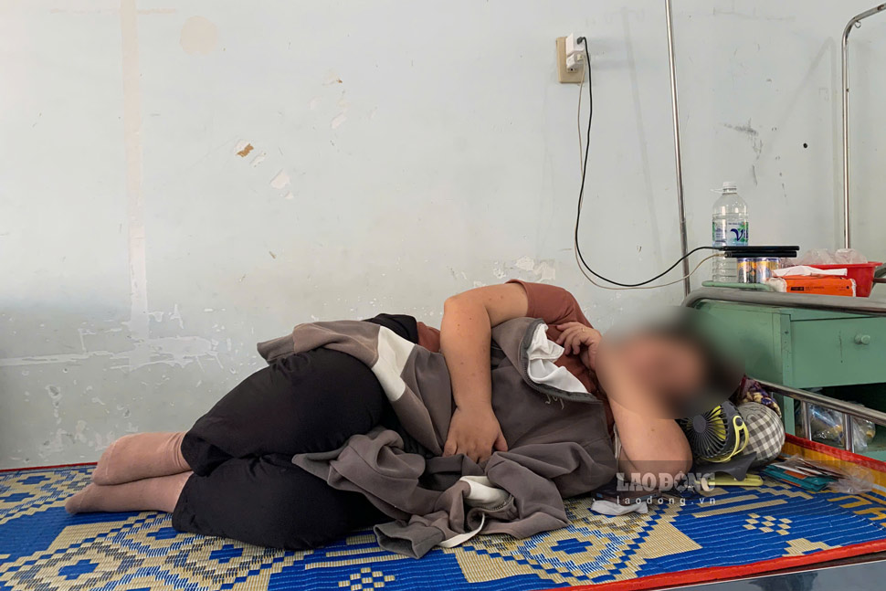 Ms. Nguyen Thi Bich Van vomited and had continuous diarrhea after eating buffet at a snail restaurant in Phu Yen. Photo: Ngan Tran