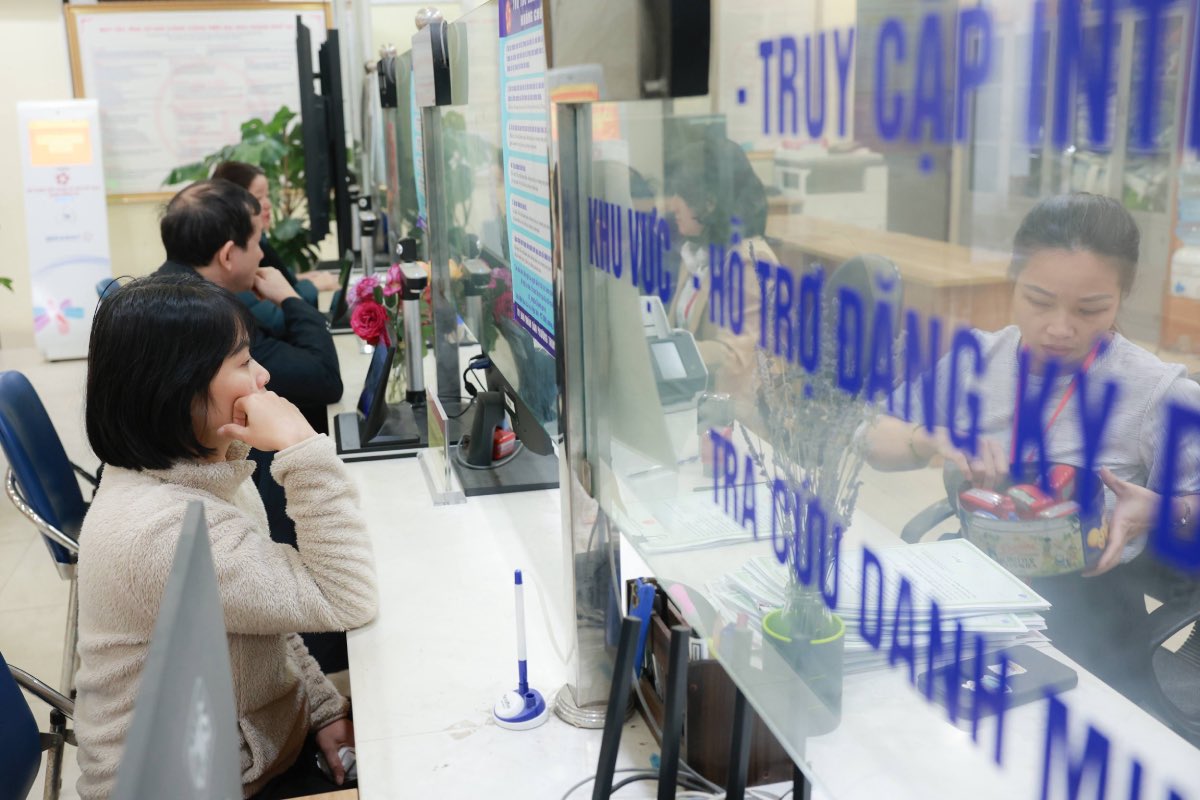 The Ministry of Home Affairs is seeking opinions on the draft Decree on Regulations on recruitment, use and management of civil servants, which includes regulations on civil servant ranks according to job positions. Photo: Hai Nguyen