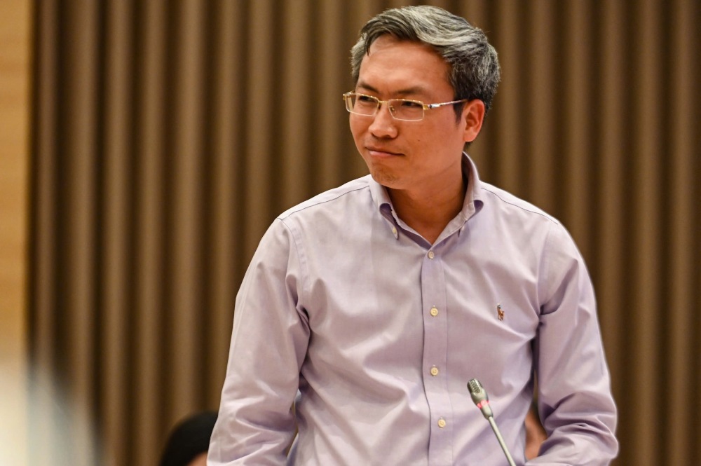 Major General Nguyen Quoc Toan informed about the search and fight against counterfeit goods. Photo: Pham Dong