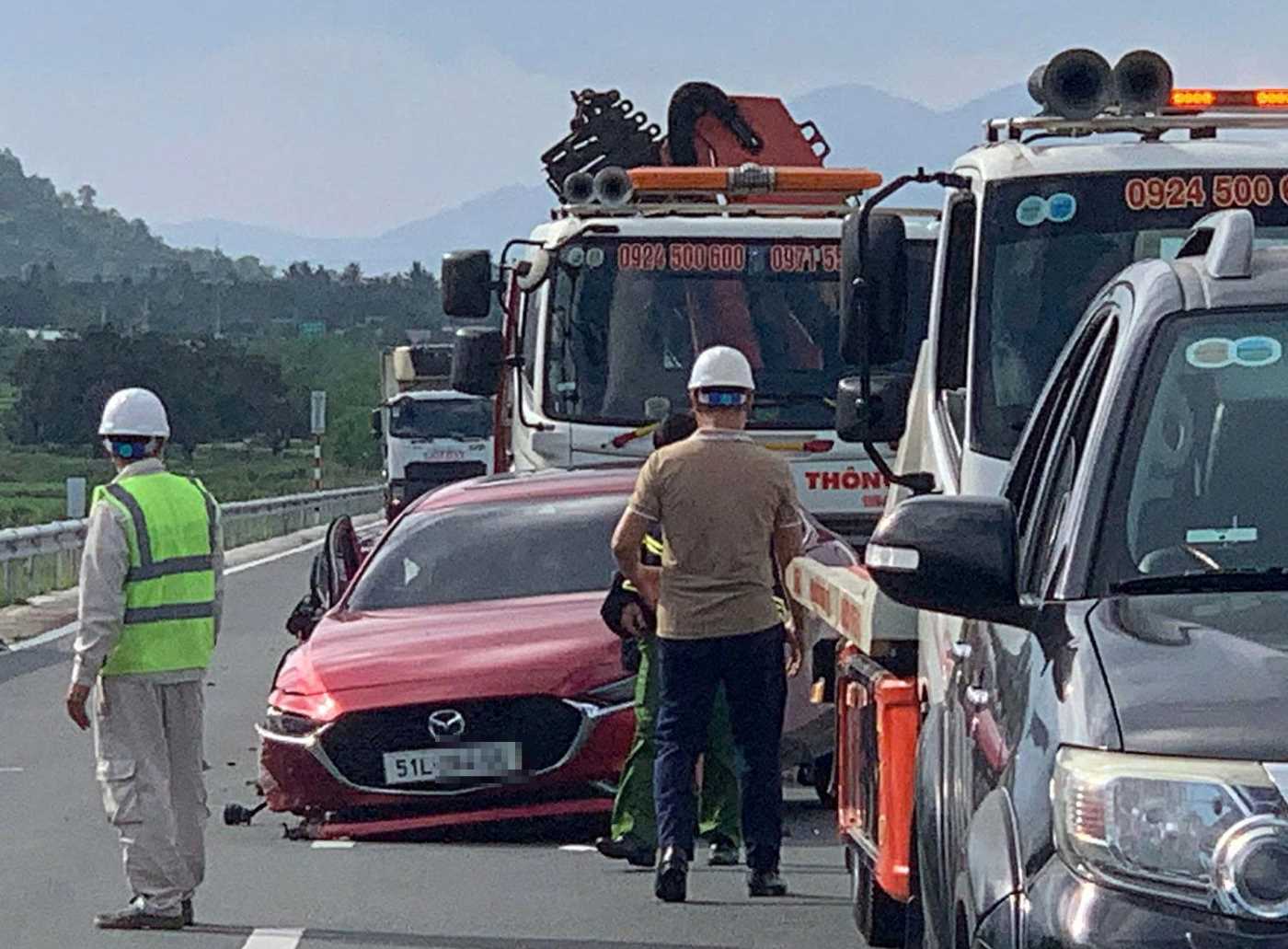 La escena de un accidente de trafico causo a 3 personas atrapadas en un automovil en Nha Trang - Cam Lam Highway. Foto: Phuong Linh