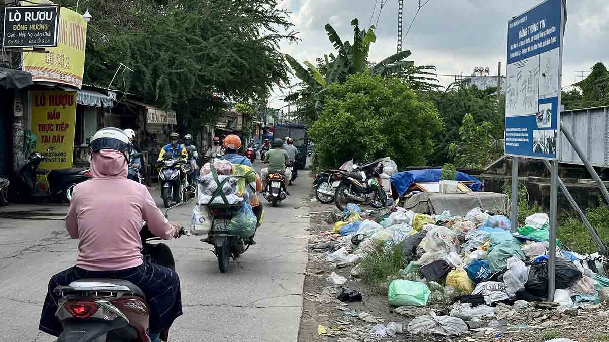 Rac thai chat thanh dong ben bai dat trong duong Luong Ngoc Quyen (quan Go Vap). Anh: Minh Tam