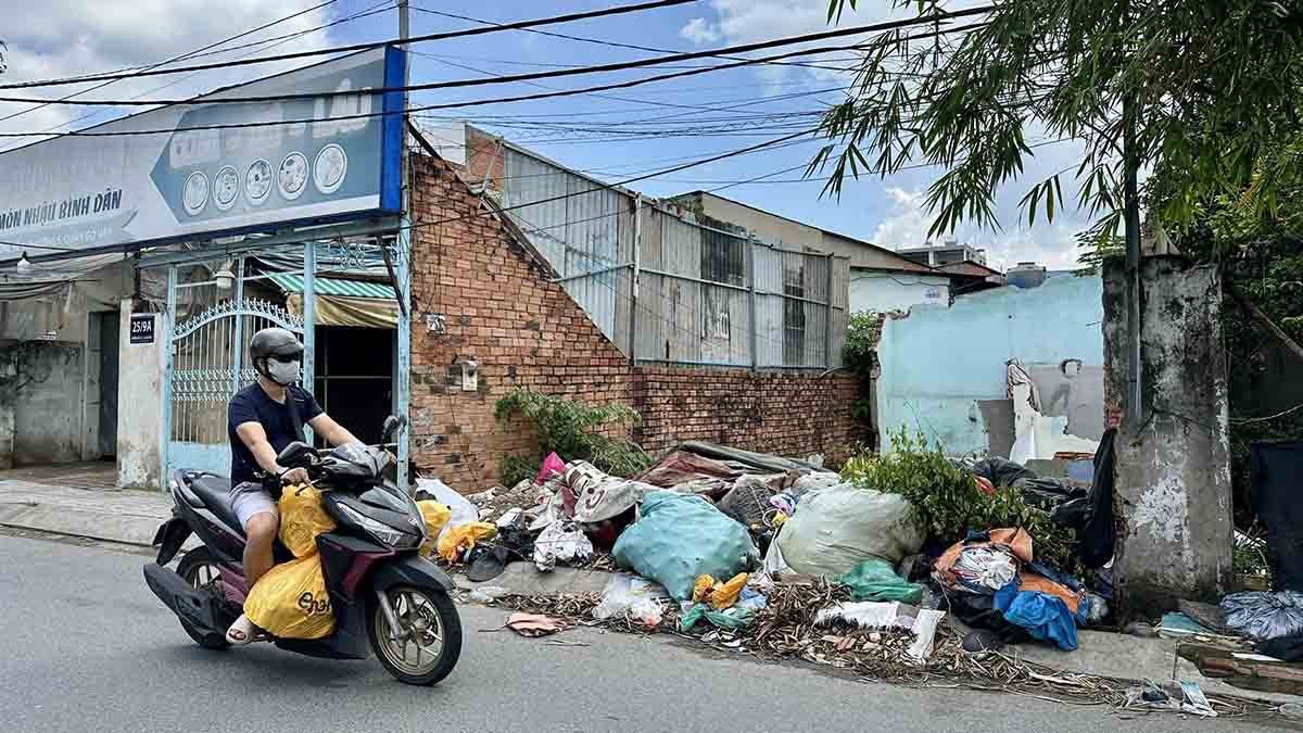 Nhieu nguoi dan buc xuc khi tinh trang do trom rac xuat hien thuong xuyen. Anh: Minh Tam