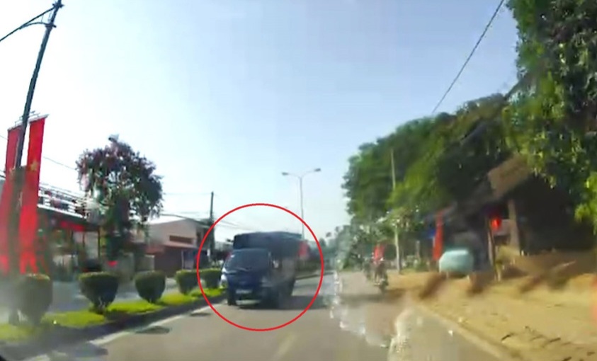 El camion va en la direccion opuesta se sanciona administrativamente. Foto: Corte del clip