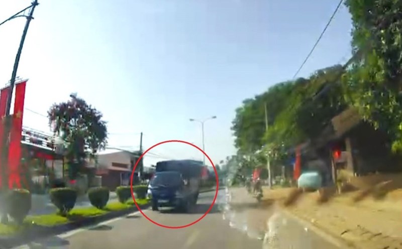 Trucks traveling in the wrong direction will be administratively sanctioned. Photo: Cut from clip
