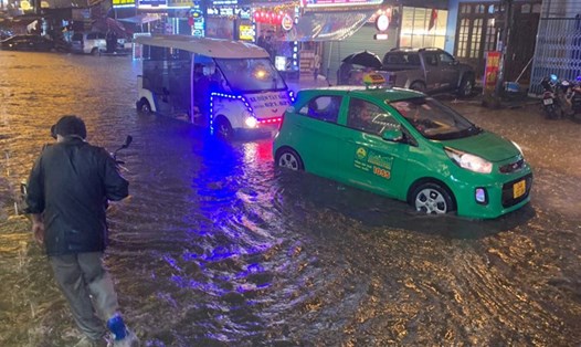 Dự báo thời tiết mưa to ở Bắc Bộ và Nam Bộ, kèm cảnh báo về lũ quét, sạt lở, dông lốc, ngập úng... Ảnh: Tân Văn