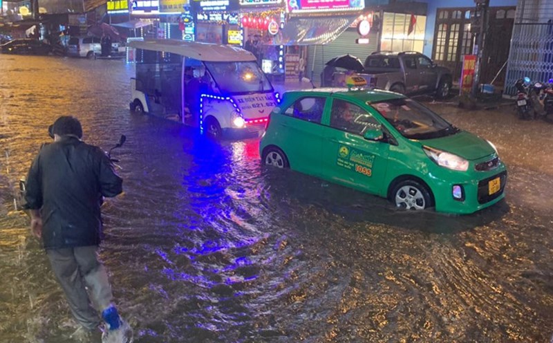 Forecast of heavy rain in the North and South, with warnings of flash floods, landslides, thunderstorms, flooding... Photo: Tan Van