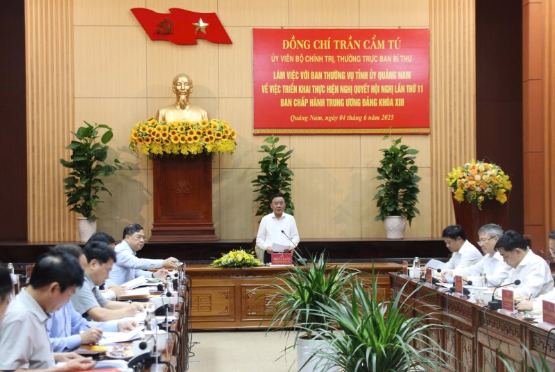 Uy vien Bo Chinh tri, Thuong truc Ban Bi thu Tran Cam Tu va doan cong tac lam viec voi Ban Thuong vu Tinh uy Quang Nam chieu 4.6. Anh: Nguyen Hoang