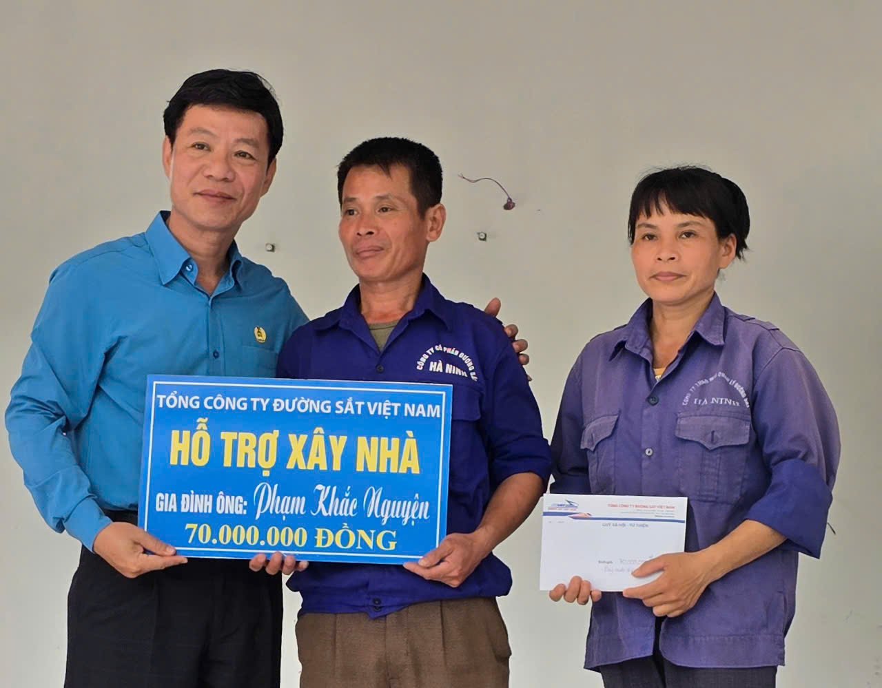 Đại diện lãnh đạo Công đoàn Tổng Công ty Đường sắt Việt Nam trao tiền hỗ trợ cho gia đình anh Phạm Khắc Nguyện. Ảnh: Nguyễn Trường