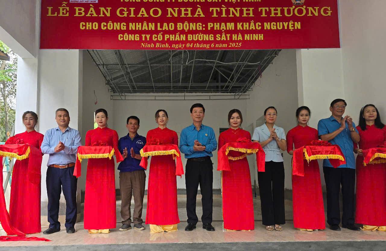 대표들이 준공 테이프를 자르고 Pham Khac Nguyen 씨 가족에게 새 집 건설 지원금을 전달하고 있습니다. 사진: Nguyen Truong