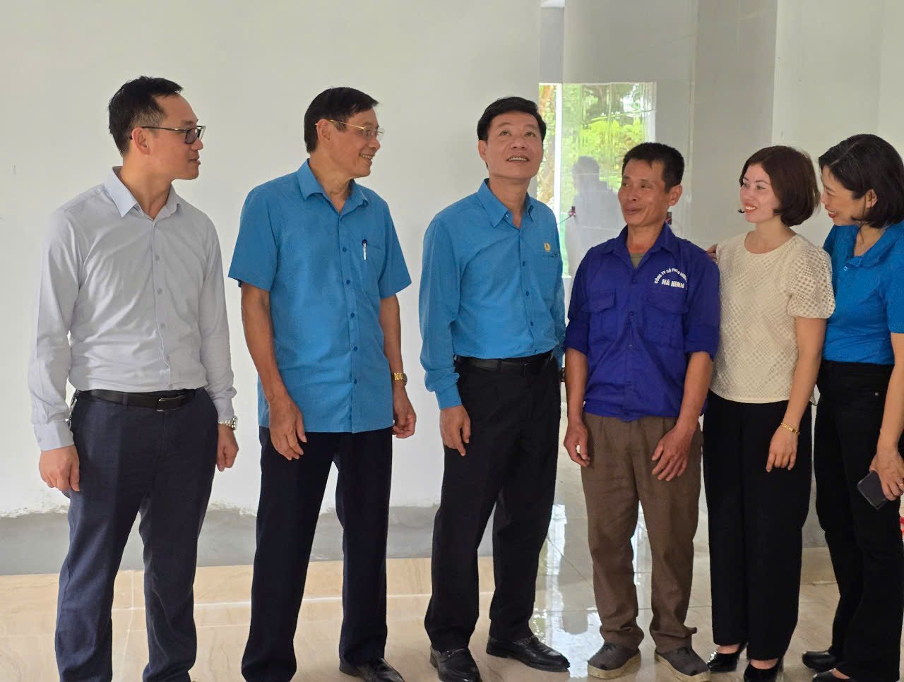 Các đại biểu tham quan ngôi nhà mới của gia đình anh Nguyện. Ảnh: Nguyễn Trường