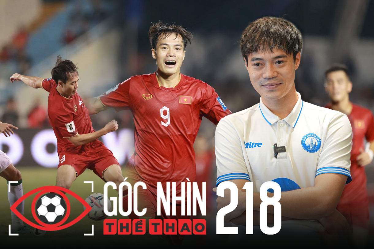 Striker Van Toan shares memories with coach Kim Sang-sik.