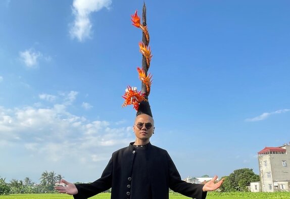 Mr. Vu Quoc Viet's 1.7m long hair in Hai Duong attracted attention. Photo: Character provided