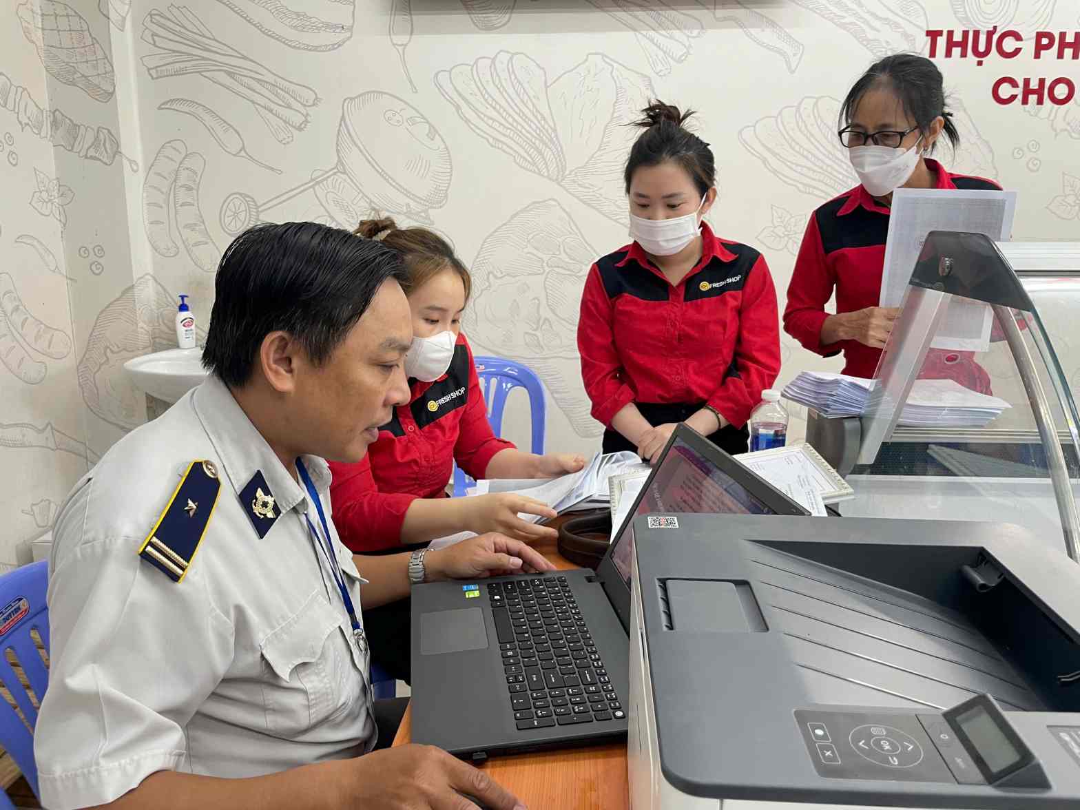 Doan kiem tra ho so, giay to kinh doanh. Anh: Dinh Trong