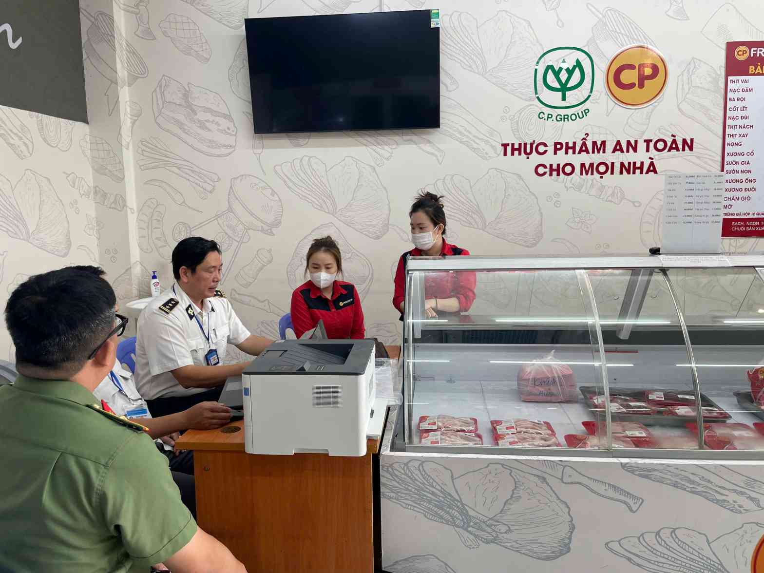 Doan cong bo quyet dinh kiem tra dot xuat 1 dia diem o phuong Phu Tho, thanh pho Thu Dau Mot.Anh: Dinh Trong