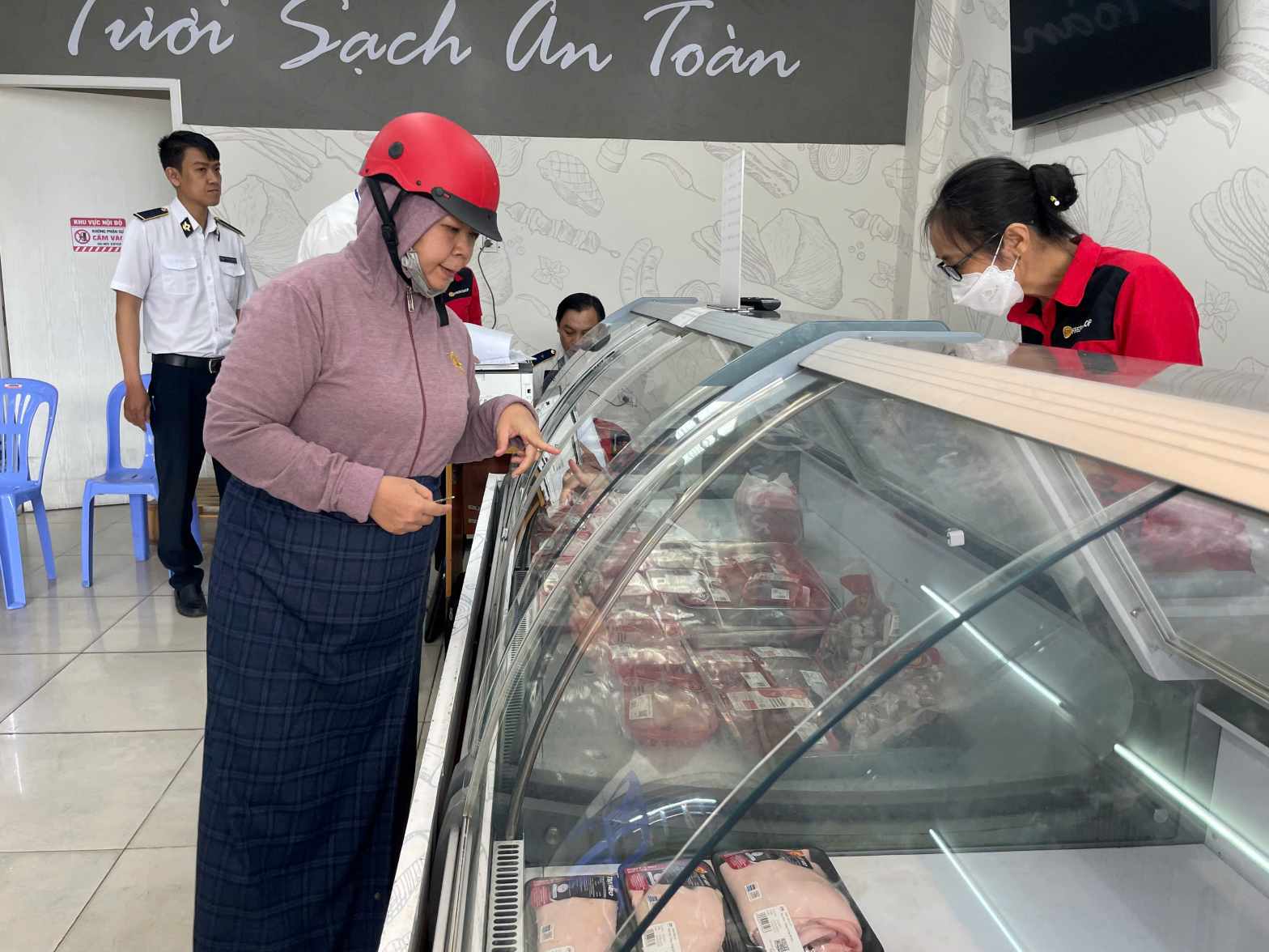 Co so bay ban cac san pham thit heo va thit ga. Anh: Dinh Trong