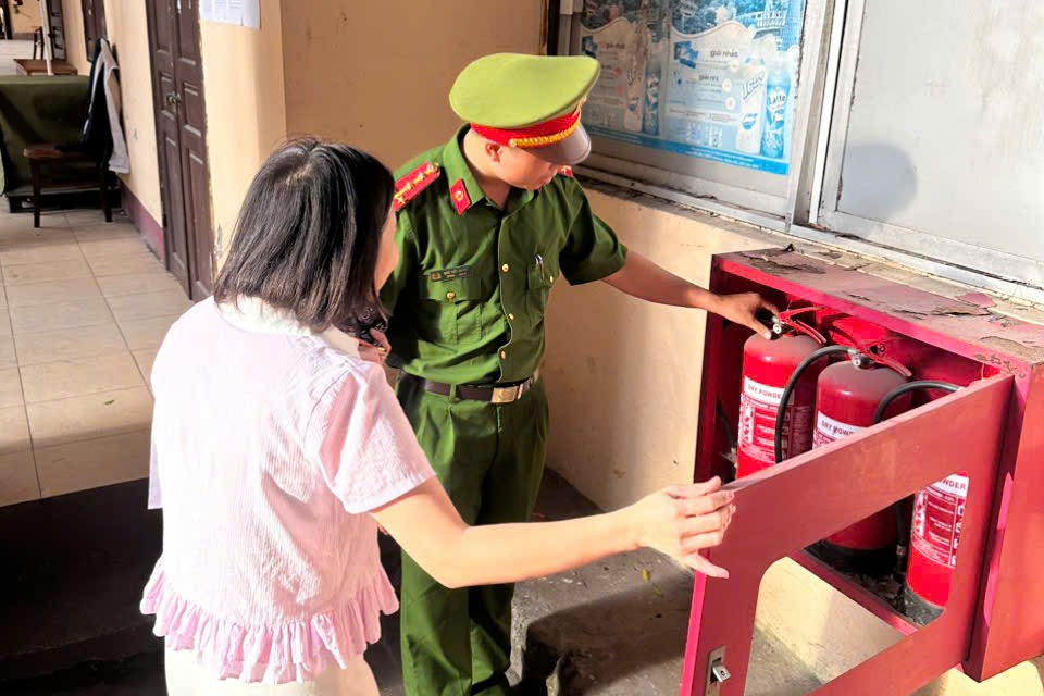 Cong an Ha Noi kiem tra phuong tien chua chay tai truong THPT Tran Phu. Anh: Cong an Ha Noi