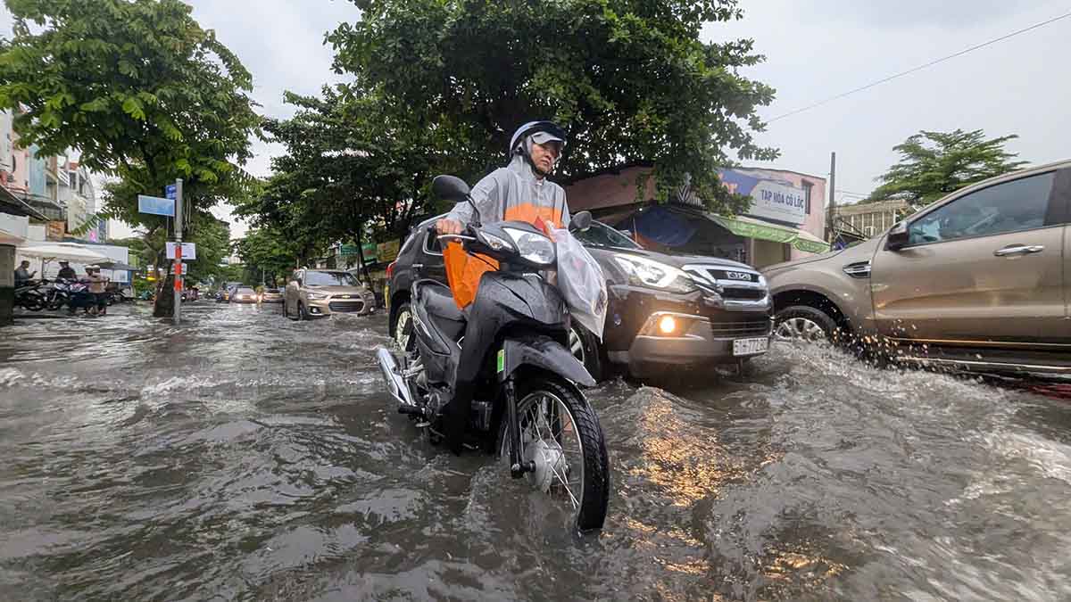   Duong Thao Dien (TP Thu Duc) nuoc ngap sau khoang 60-70cm khien sinh hoat va giao thong qua khu vuc bi anh huong ko nho.. Anh: Anh Tu