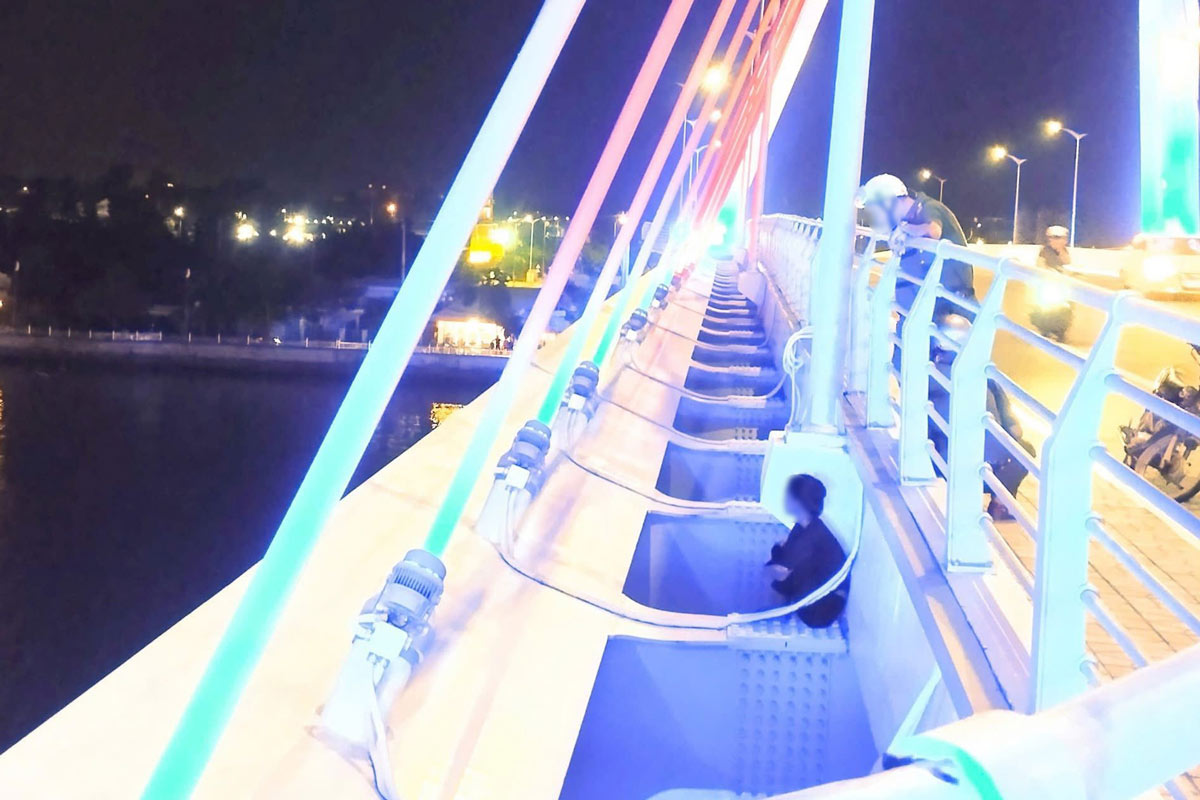 La mujer en el puente Tran Hoang na, puede. Foto: Suministro de personas