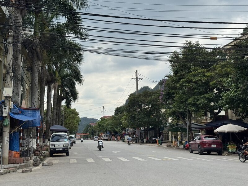 Duong pho vang ve, gian hang trong tron tai khu vuc cho Tan Thanh. Anh: Khanh Linh