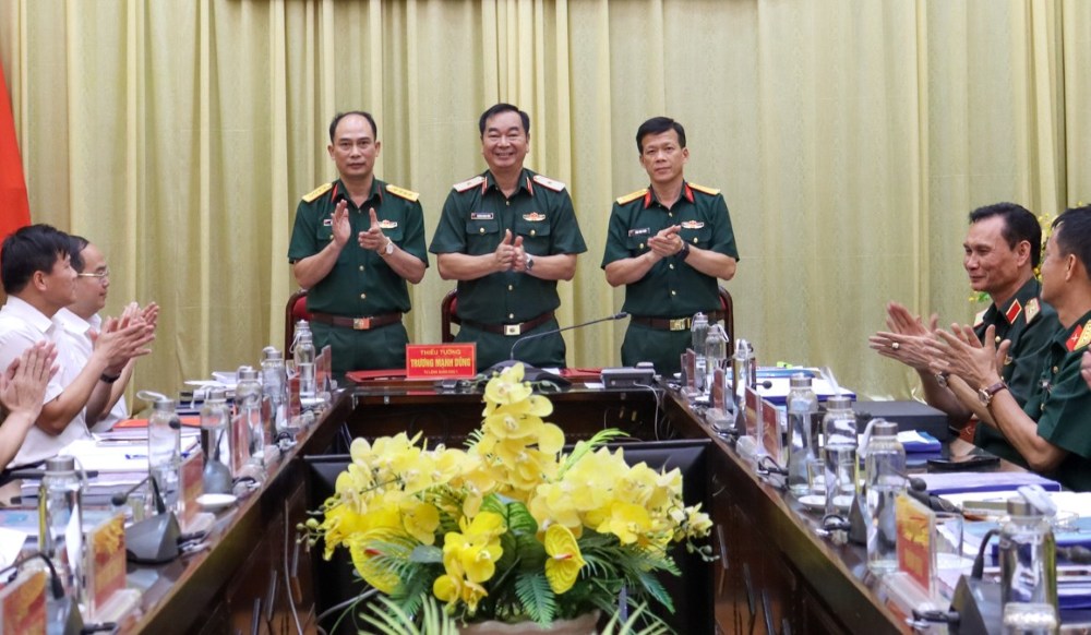 Major General Truong Manh Dung, Commander of Military Region 1 (standing in the middle) witnessed the handover of duties and responsibilities of the Commander of the Cao Bang Provincial Military Command. Photo: VGP