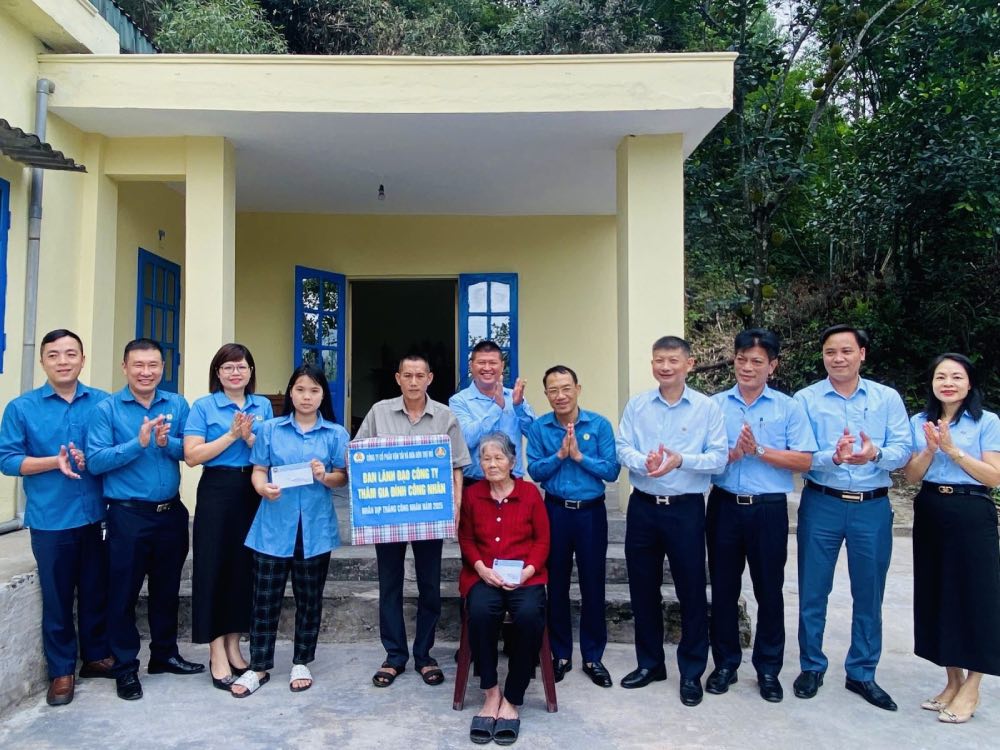 The company's leaders and trade unions visited and presented gifts to the workers' families. Photo: Tran Nga