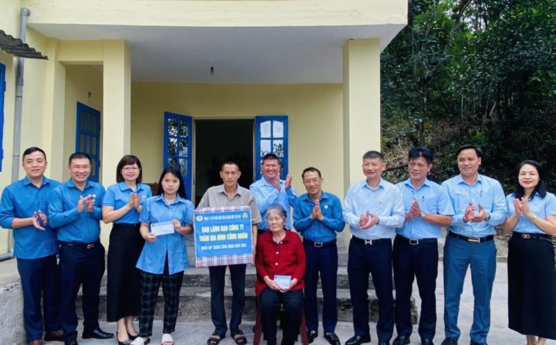 The company's leaders and trade unions visited and presented gifts to the workers' families. Photo: Tran Nga
