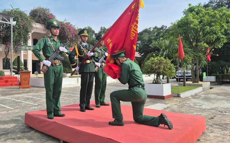 Quang Binh held an oath-taking ceremony for 180 new soldiers.