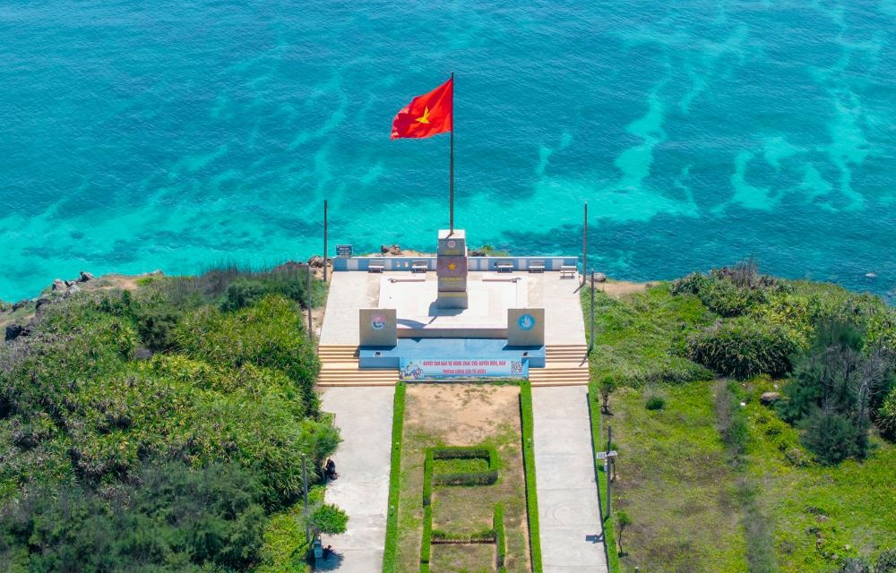 Cột cờ chủ quyền ở đảo Phú Quý. Ảnh: Hữu Hiếu