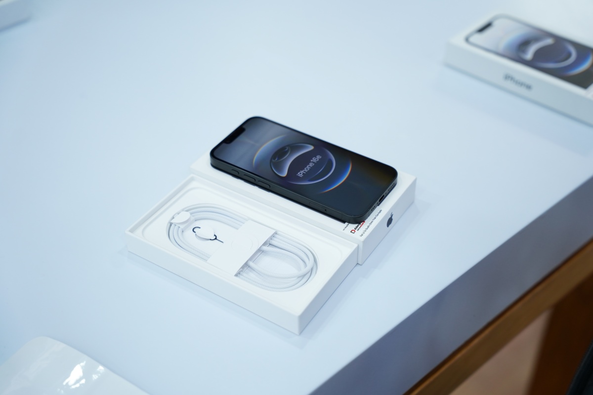 iPhone 16e sales in Europe in the first month of launch were lower than previous iPhone SE versions. Photo: Loan Tran