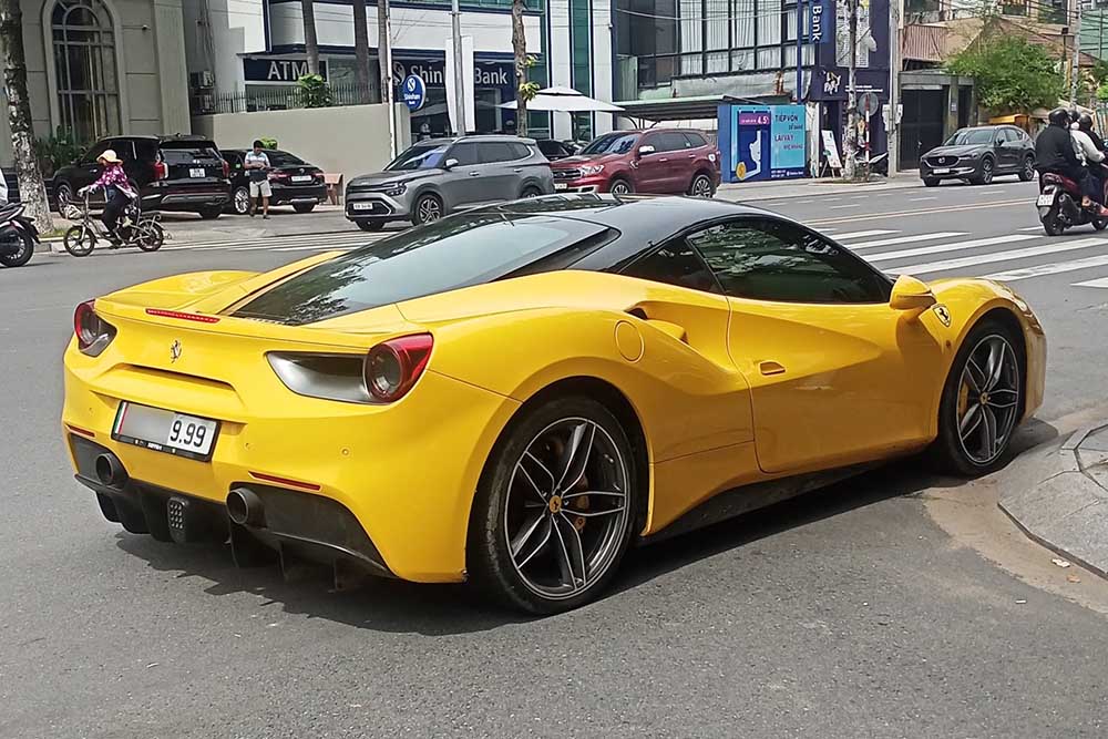 El unico superdeportivo amarillo Ferrari 488 GTB llamo la atencion en Dong Nai. Foto: Supercar en Vietnam