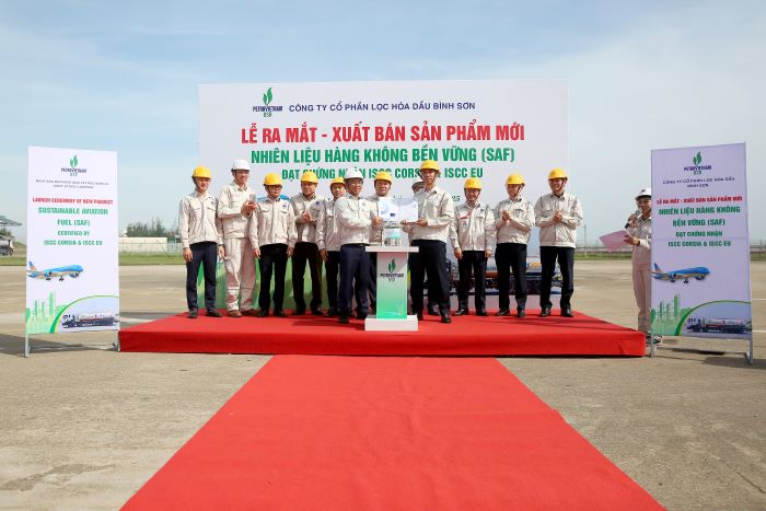 Dai dien Nha may Loc dau Dung Quat trao san pham SAF cho Cong ty Skypec, danh dau su hinh thanh chuoi cung ung SAF dau tien tai Viet Nam.Anh BSR