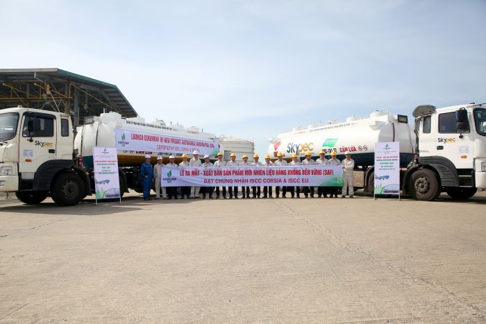 Lanh dao BSR va cac don vi chup anh luu niem khu vuc xuat ban san pham tai Nha may Loc dau Dung Quat. Anh: BSR