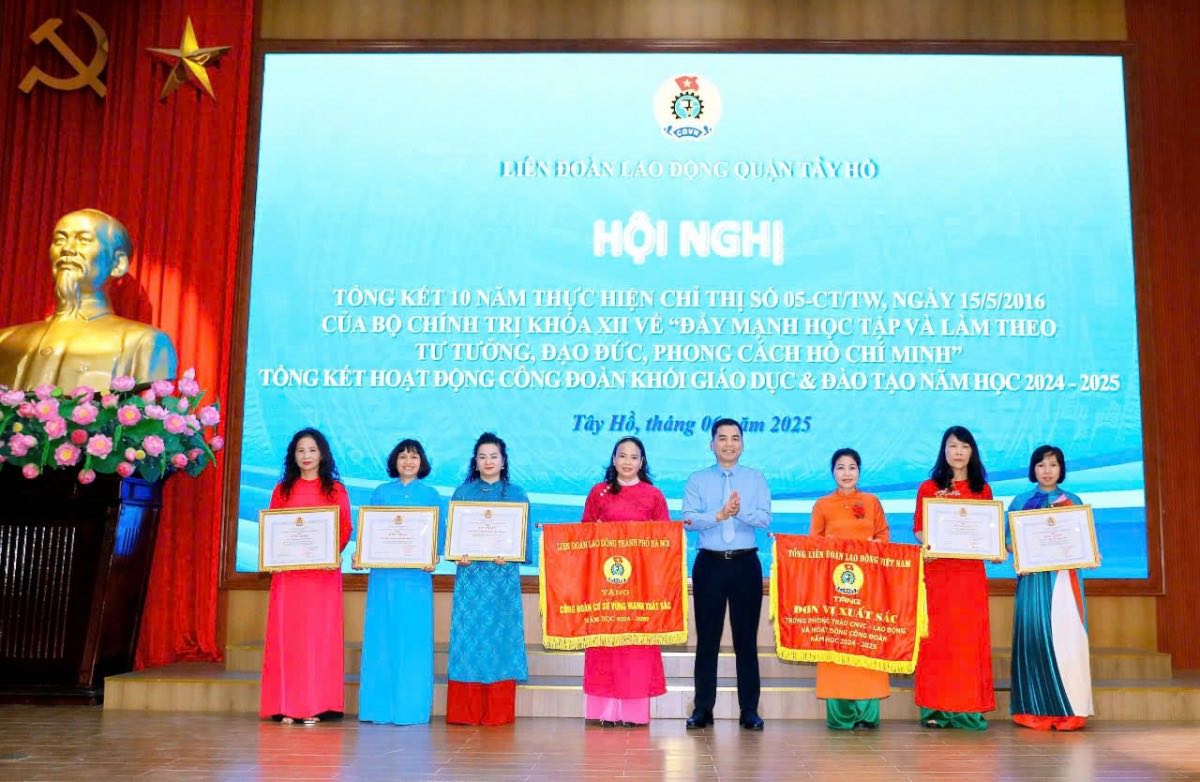 Comrade Le Dinh Hung - Permanent Vice President of the City Labor Federation awarded the Emulation Flag and Certificates of Merit of the Vietnam General Confederation of Labor and the City Labor Federation to collectives and individuals with outstanding achievements of the Tay Ho District Labor Federation. Photo: Nguyen Hoa