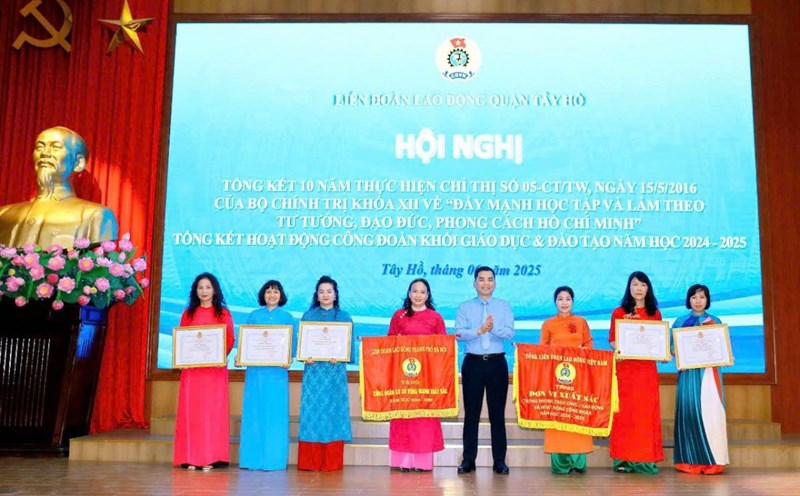 Comrade Le Dinh Hung - Permanent Vice President of the City Labor Federation awarded the Emulation Flag and Certificates of Merit of the Vietnam General Confederation of Labor and the City Labor Federation to collectives and individuals with outstanding achievements of the Tay Ho District Labor Federation. Photo: Nguyen Hoa