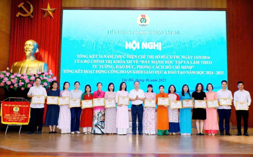 Pho Bi thu Thuong truc Quan uy Tay Ho Nguyen Le Hoang trao khen thuong cho cac tap the co thanh tich trong thuc hien Chi thi so 05 cua Bo Chinh tri. Anh: Nguyen Hoa
