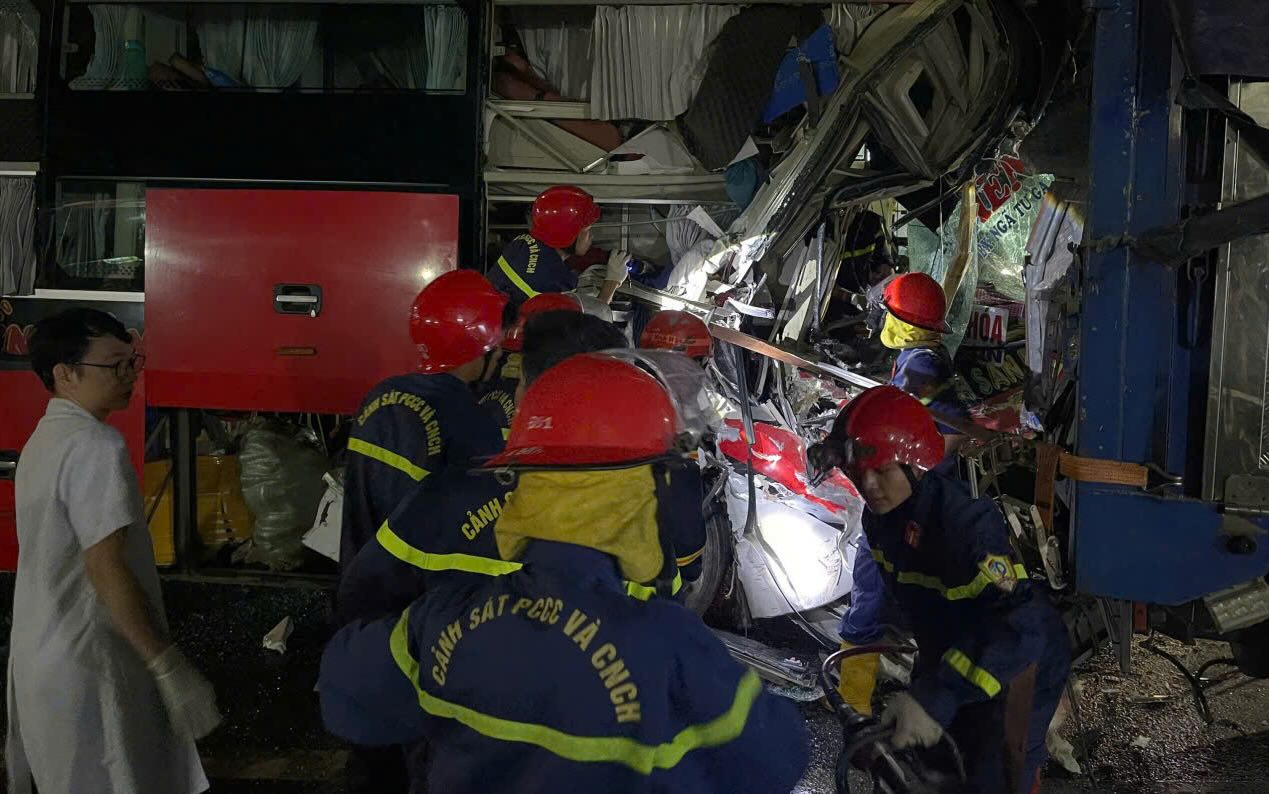 Committing the life of a victim in a serious accident in Hue.