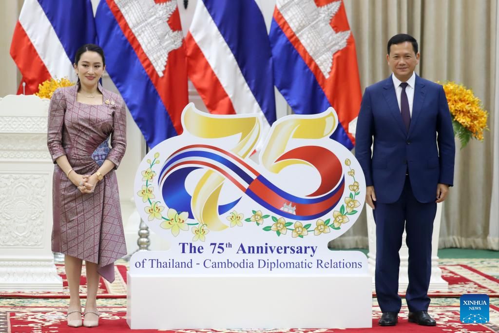 El primer ministro camboyano Hun Manet (derecha) y el primer ministro tailandes Paetongtarn Shinawatra inauguraron el 75 aniversario de relaciones diplomaticas entre los dos paises en Phnom Penh, 23 de abril de 2025. Foto: Xinhua
