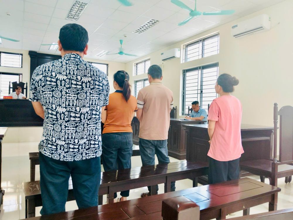 Phiên tòa sơ thẩm vụ án “Sản xuất, buôn bán hàng giả” và “Buôn bán hàng giả” đối với các bị cáo hồi tháng 7.2024. Ảnh: Phạm Thảo