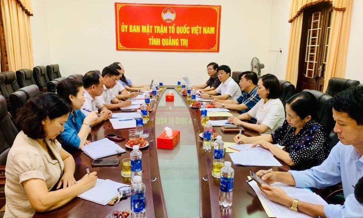 El Comite Permanente del Comite del Frente de la Paterna de Vietnam, 2 provincias de Quang Tri y Quang Binh, discuten el proyecto de fusion. Foto: Lan Ngoc