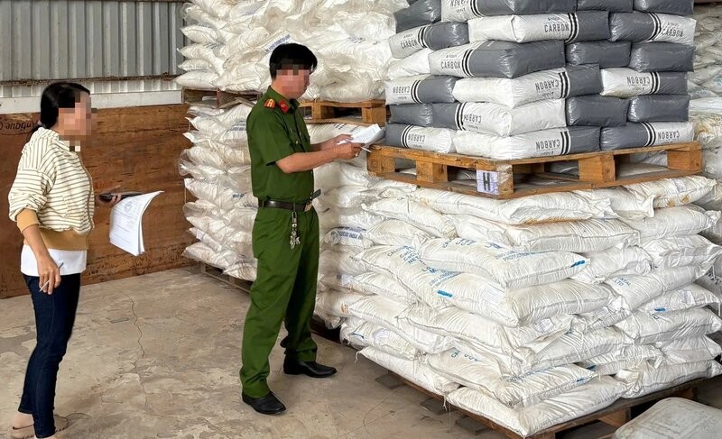 La policia de la provincia de CA Mau descubrio docenas de toneladas de bienes de origen desconocido, signos de bienes falsos y garantia de calidad de bienes. Foto: Policia proporcionada